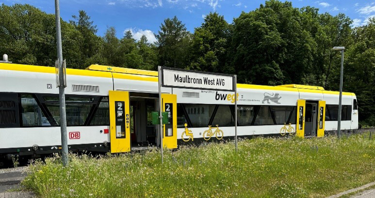 Freizeitexpress Kloster Maulbronn wartet in Maulbronn-West auf Fahrgäste nach Maulbronn (Bild: VCD).
